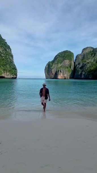 Män Med Hatt Promenader Stranden Vid Koh Phi Phi Thailand — Stockvideo