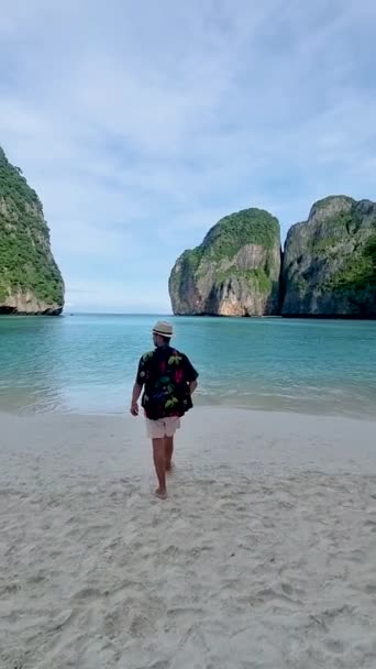 Мужчины Шляпе Прогуливаются Пляжу Пхи Пхи Таиланд Заливе Майя Maya — стоковое видео