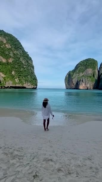Thajské Ženy Kloboukem Chůze Pláži Koh Phi Phi Thajsko Maya — Stock video