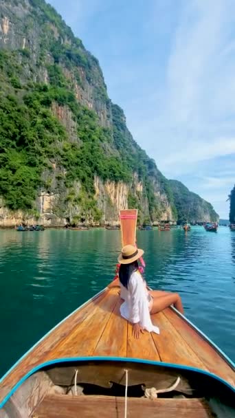 Wanita Thailand Depan Perahu Longtail Laguna Pileh Dengan Laut Zamrud — Stok Video