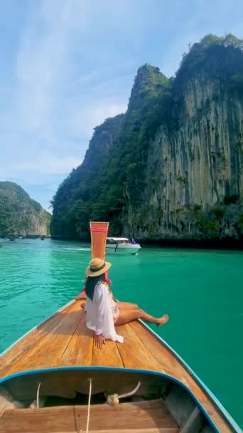 Koh Phi Phi Tailândia Mulheres Tailandesas Frente Barco Longtail Lagoa — Vídeo de Stock
