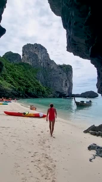 Parte Trasera Una Mujer Con Kayak Isla Koh Phi Phi — Vídeos de Stock