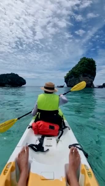 Backside Thai Woman Kayak Island Koh Phi Phi Thailand — Stock Video