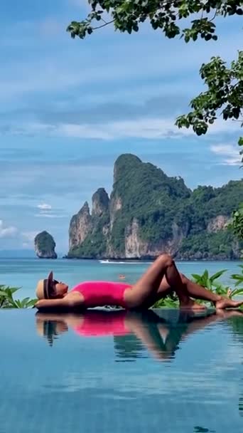Mulher Tailandesa Maiô Beira Uma Piscina Infinita Koh Phi Phi — Vídeo de Stock