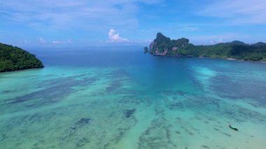 Koh Ph Phi Don Tayland, turkuaz renkli okyanus kano ve uzun kuyruklu tekneler sabah güneşinde sahilde. Dalum Plajı Koh Phi Phi Tayland