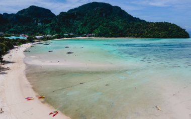 Sabahları Loh Dalum Sahili 'nin insansız hava görüntüsü Koh Phi Phi Don, Koh Phi Adası Tayland. 