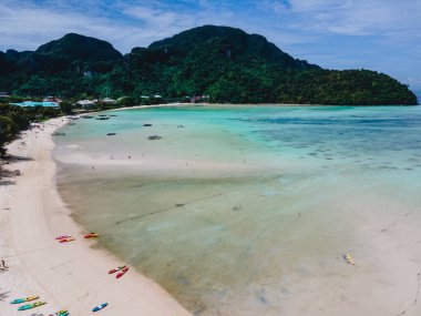 Sabahları Loh Dalum Sahili 'nin insansız hava görüntüsü Koh Phi Phi Don, Koh Phi Adası Tayland. 