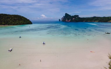 Sabahları Loh Dalum sahilinde uzun kuyruklu tekneler ve turkuaz renkli okyanus Koh Phi Phi Don ile Koh Phi Adası Tayland 'da insansız hava aracı görüntüsü.. 