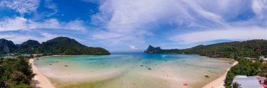 Sabahları Loh Dalum Sahili 'nin insansız hava görüntüsü Koh Phi Phi Don, Koh Phi Adası Tayland. 