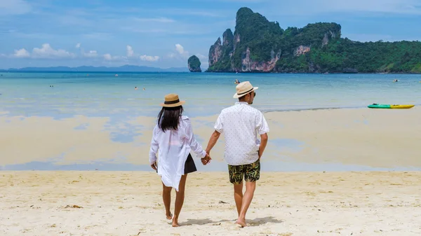 タイのピピ島 男性と女性のカップルは ビーチでは朝の太陽の下で歩いてください ロダルムビーチ Koh Phi Thailand — ストック写真