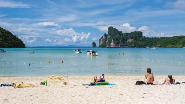 Pessoas Tomar Banho Sol Praia Koh Phi Phi Tailândia Vista — Fotografia de Stock