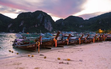 Koh Phi Phi Don Tayland sahilinde günbatımında uzun kuyruklu tekneler Kasım 2022