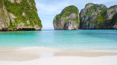 Maya Körfezi plajı Koh Phi Phi Tayland Sabahları turkuaz renkli okyanusla. 