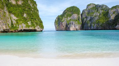 Maya Körfezi kumsalının boş plajı Koh Phi Phi Tayland Sabahları turkuaz renkli okyanusla. 