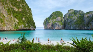 Maya Körfezi plajındaki insanlar Koh Phi Phi Tayland Kasım 2022