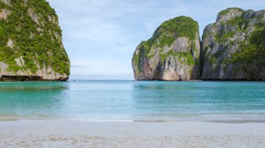 Maya Körfezi plajı Koh Phi Phi Tayland Sabahları turkuaz renkli okyanus ve mavi gökyüzü