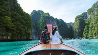 Koh Phi Phi Tayland 'ın göl kenarındaki uzun kuyruklu teknenin önündeki çift. Pileh Gölü Tayland Koh Phi Phi