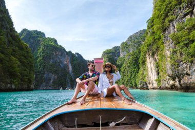 Koh Phi Phi Tayland gölündeki uzun kuyruklu teknede birkaç kadın ve erkek. Pileh Gölü Tayland Koh Phi Phi