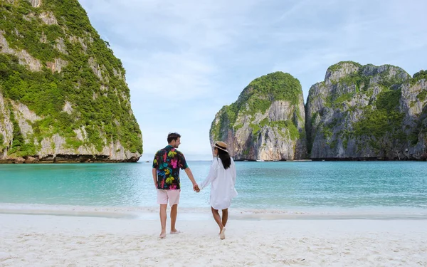 Takapuoli Thaimaan Naisten Valkoihoisten Miesten Kävellä Rannalla Maya Bay Beach — kuvapankkivalokuva