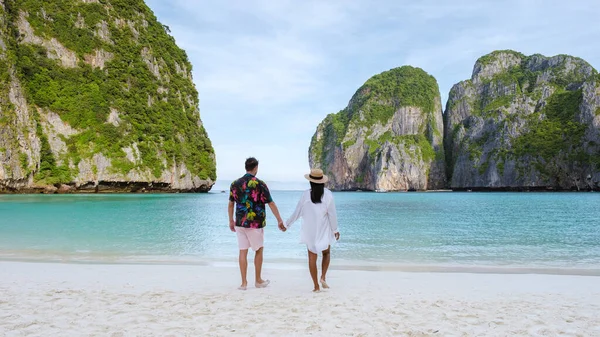 Takapuoli Thaimaan Naisten Valkoihoisten Miesten Kävellä Rannalla Maya Bay Beach — kuvapankkivalokuva