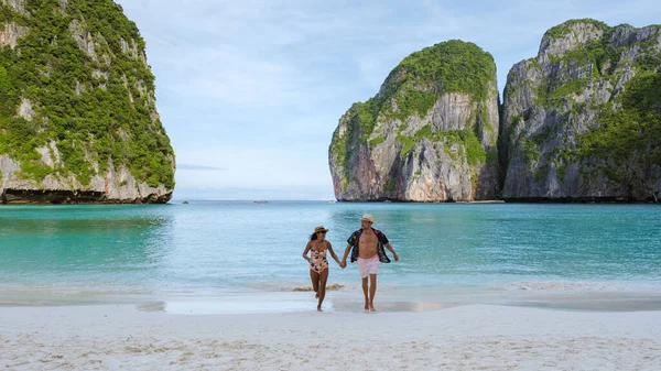 Paar Strand Mit Blick Auf Die Kamera Thailändische Frauen Und — Stockfoto