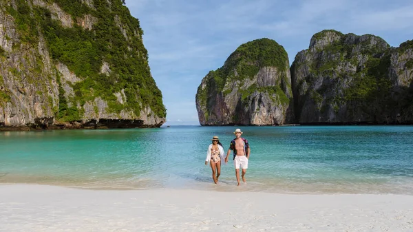 Thailändische Frauen Und Kaukasische Männer Badeanzug Strand Von Maya Bay — Stockfoto