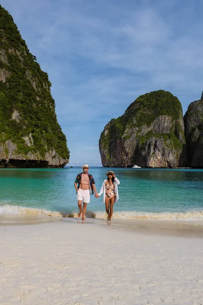 タイの女性と白人男性がカメラを見てビーチを歩きます マヤ湾のビーチ Koh Phi Thai Morning Turquouse Color Ocean — ストック写真