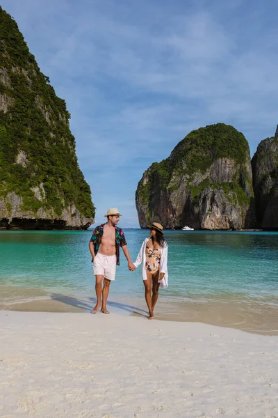 Donne Thailandesi Uomini Caucasici Nuotata Breve Passeggiata Sulla Spiaggia Maya — Foto Stock