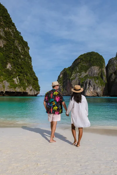 Para Spacerujących Plaży Oceanu Tajlandki Kobiety Mężczyźni Kaukaskie Chodzić Plaży — Zdjęcie stockowe