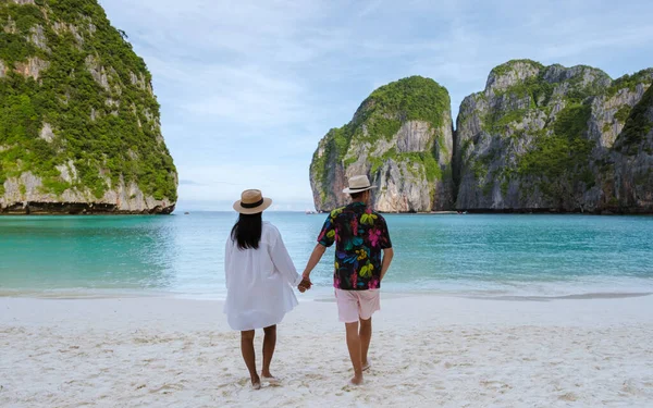 タイ人女性と白人男性がビーチを歩く — ストック写真