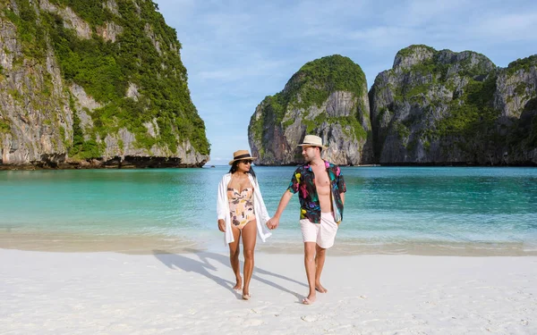 Thaise Vrouwen Blanke Mannen Lopen Uit Oceaan Het Strand Van — Stockfoto