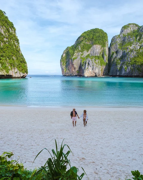 Paar Geht Einem Leeren Strand Thailändische Frauen Und Kaukasische Männer — Stockfoto