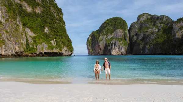 Thailändische Frauen Und Kaukasische Männer Gehen Strand Und Schauen Die — Stockfoto
