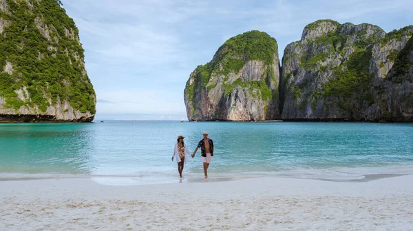 여행을 남녀가 해변을 — 스톡 사진