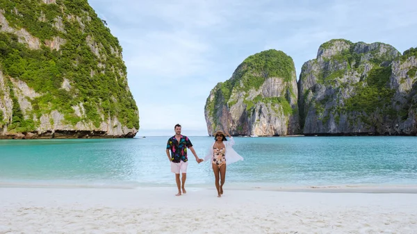 タイ人女性と白人男性が空の熱帯ビーチを歩いています — ストック写真
