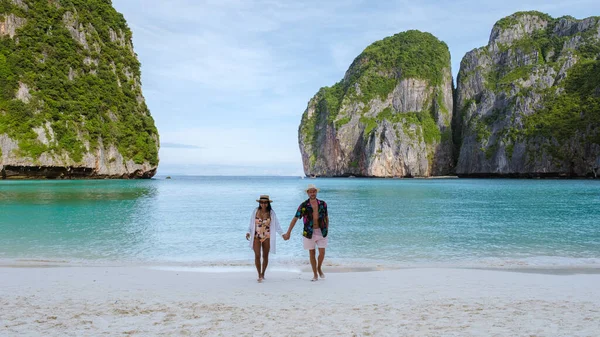 Para Mężczyzn Kobiet Spacerujących Plaży Maya Bay Plaży Koh Phi — Zdjęcie stockowe