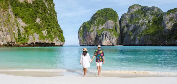 Thailändische Frauen Und Kaukasische Männer Mit Hut Spazieren Strand Der — Stockfoto