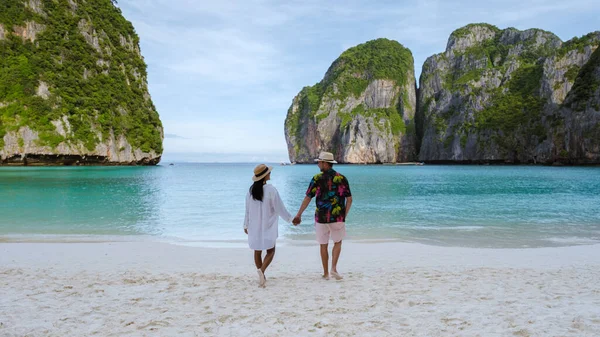 Thailändische Frauen Und Kaukasische Männer Spazieren Strand Der Maya Bay — Stockfoto
