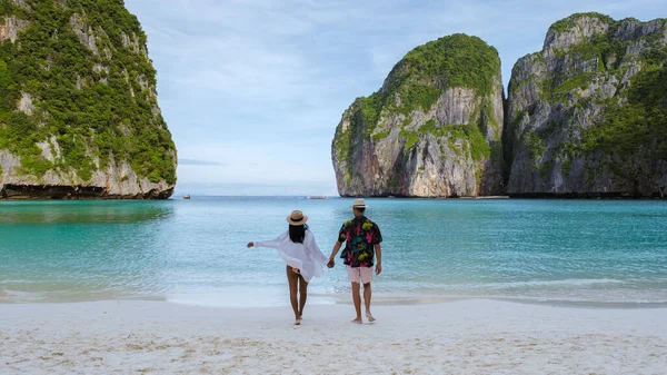 タイ人女性と白人男性がマヤ湾ビーチのビーチを歩く Koh Phi Thailand Turquouse Color Ocean — ストック写真