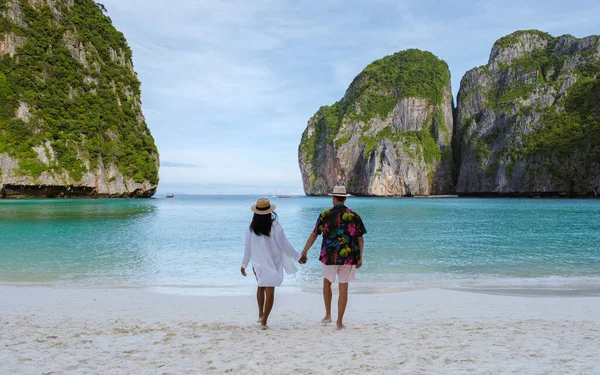 Thai Nők Kaukázusi Férfiak Sétálnak Egy Üres Trópusi Strandon — Stock Fotó