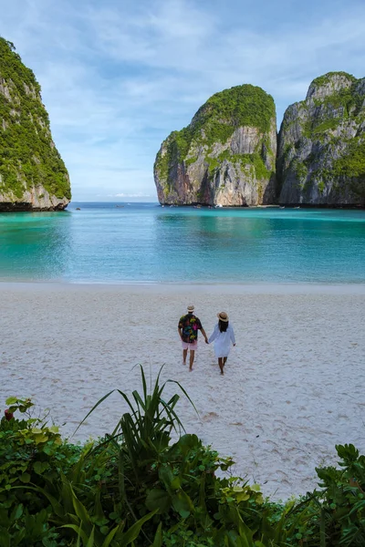 Para Spacerujących Plaży Oceanu Tajlandki Kobiety Mężczyźni Kaukaskie Chodzić Plaży — Zdjęcie stockowe