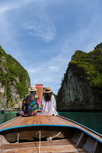 Pareja Frente Del Barco Longtail Laguna Koh Phi Phi Tailandia —  Fotos de Stock