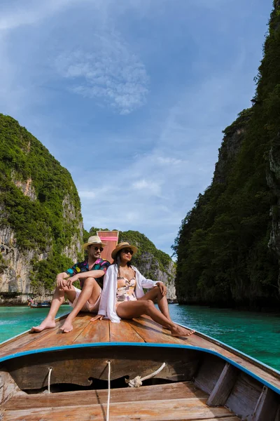 Cuplu Fața Barca Longtail Laguna Koh Phi Phi Thailanda Pileh — Fotografie, imagine de stoc