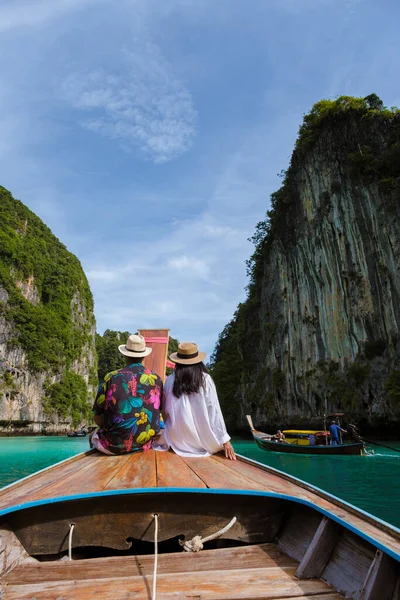 Par Foran Longtail Båten Ved Lagunen Til Koh Phi Phi – stockfoto