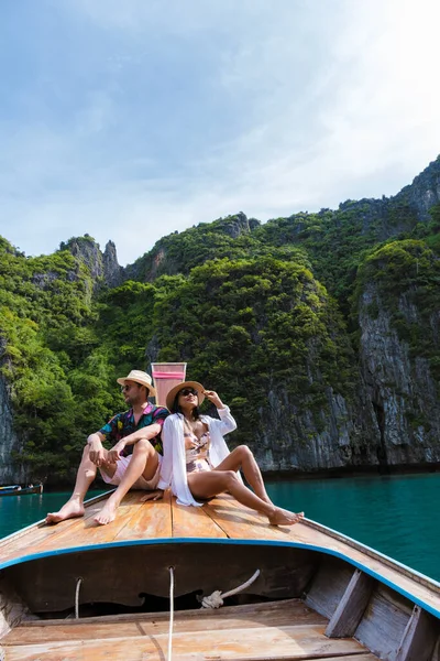 Pasangan Depan Perahu Longtail Laguna Koh Phi Phi Thailand Selama — Stok Foto