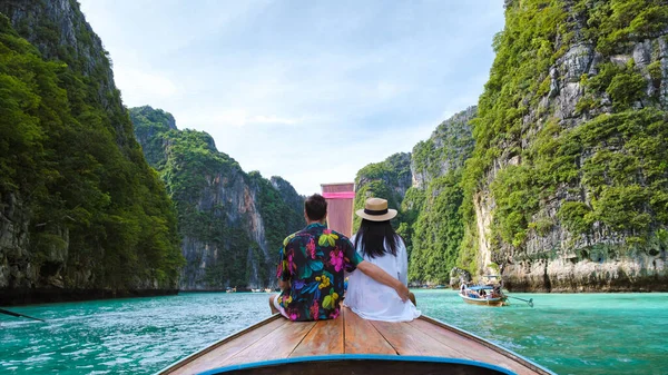 Pasangan Depan Perahu Longtail Laguna Koh Phi Phi Thailand Selama — Stok Foto