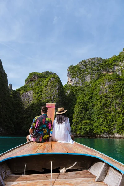 Cuplu Fața Barca Longtail Laguna Koh Phi Phi Thailanda Timpul — Fotografie, imagine de stoc