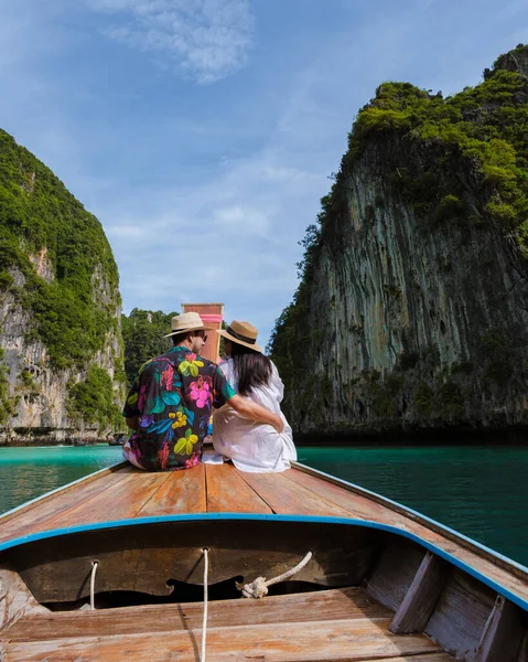 Pari Miestä Naista Longtail Veneen Edessä Koh Phi Phi Thaimaan — kuvapankkivalokuva