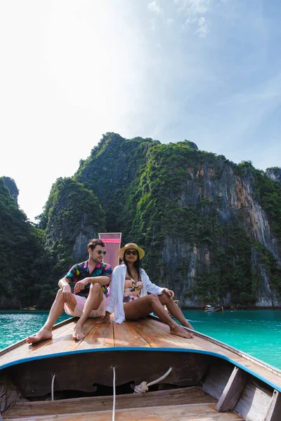 Пара Тайских Женщин Белых Мужчин Перед Лодкой Longtail Лагуне Пхи — стоковое фото