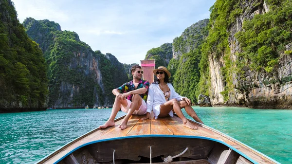 Couple Front Longtail Boat Lagoon Koh Phi Phi Thailand Pileh — Stock Photo, Image